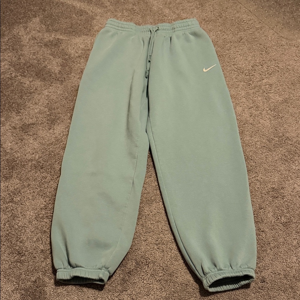 Women’s Nike Sweats - Picture 2 of 3